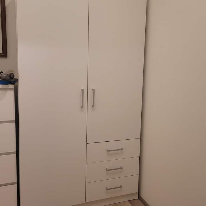 Këtu ka shumë hapësirë për ruajtjen e rrobave