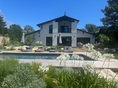 *Le 144 Ferret* 8 bedrooms, 8 bathrooms, pool & air conditioning