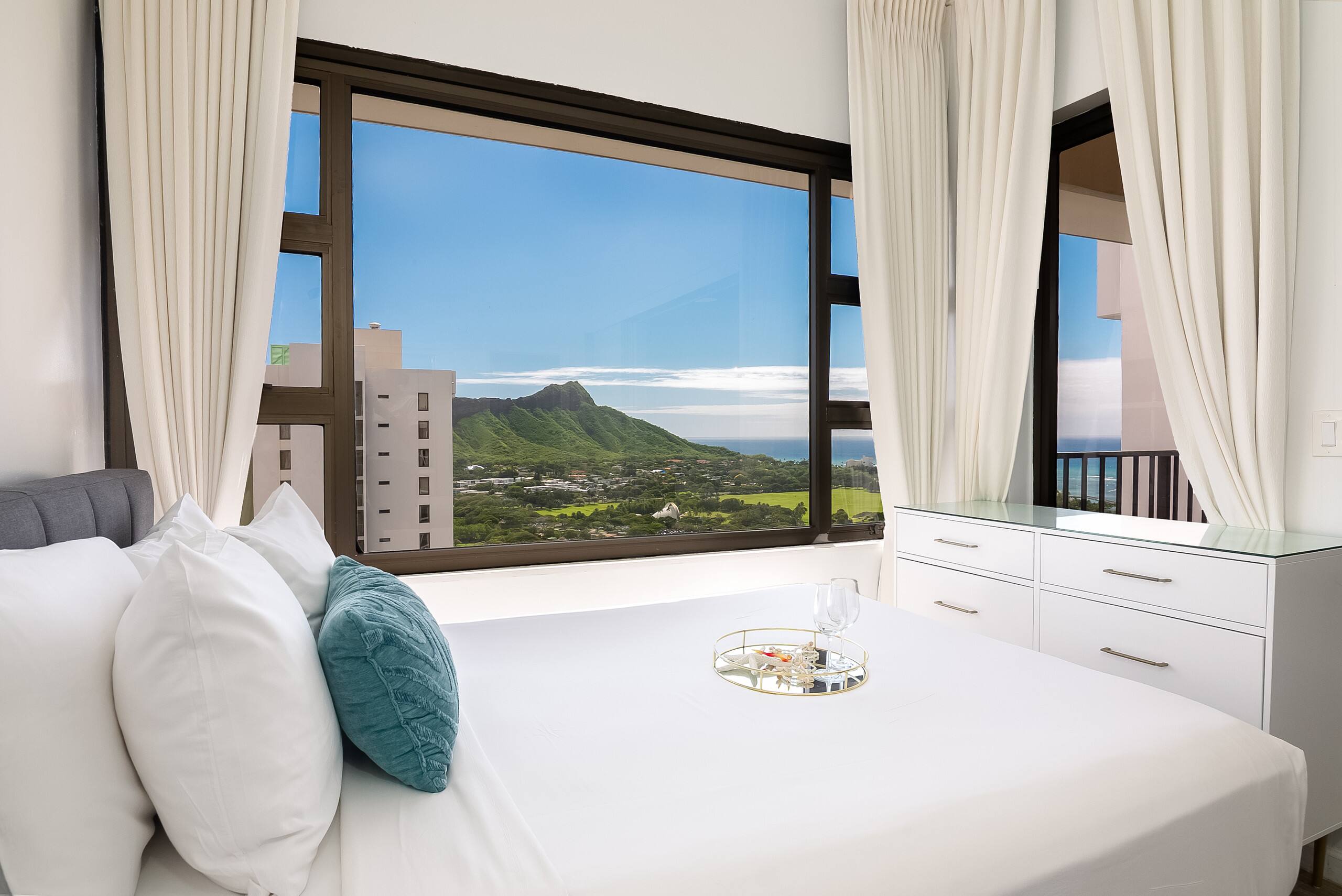Condo in Honolulu · ★4.75 · 1 bedroom · 3 beds · 1 private bath - Image 38