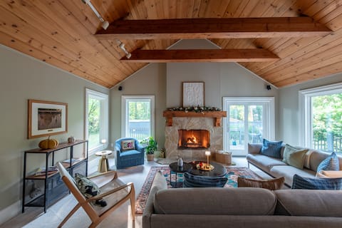 Stylish Retreat Near UM w/ Hot Tub & Chefs Kitchen