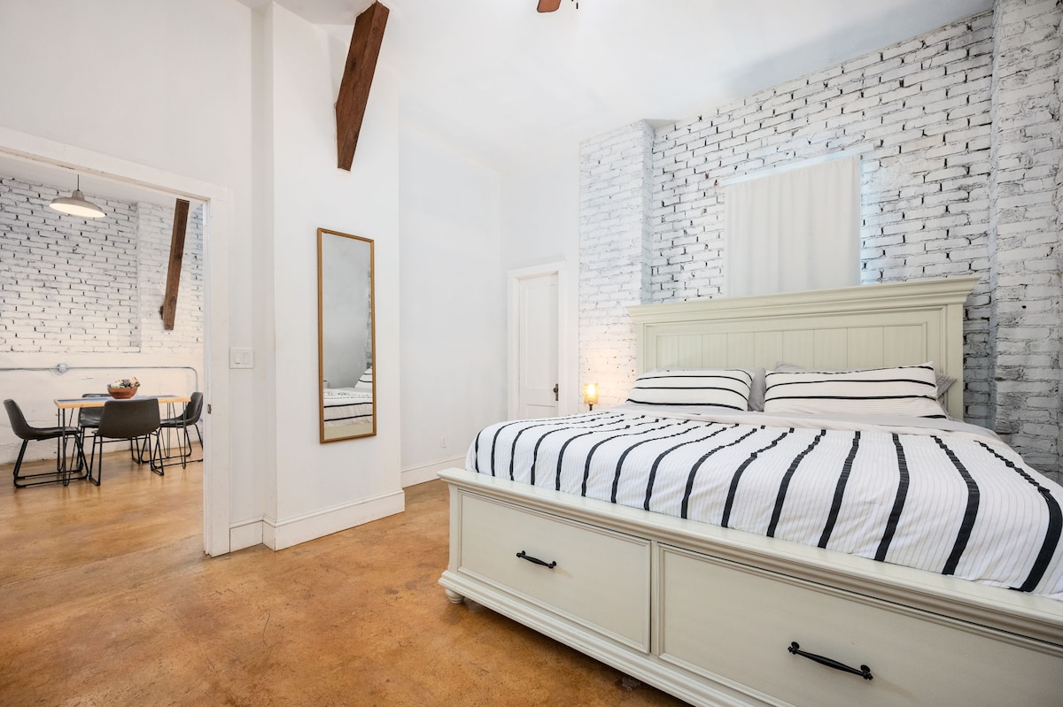 Chumba cha kulala cha msingi kilicho na kitanda aina ya king na sehemu ya kabati