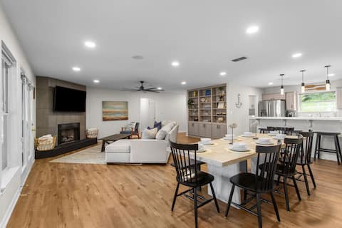 Top Airbnb: Lake House - Hot Tub, Amazing Views & Private Dock in Tyler