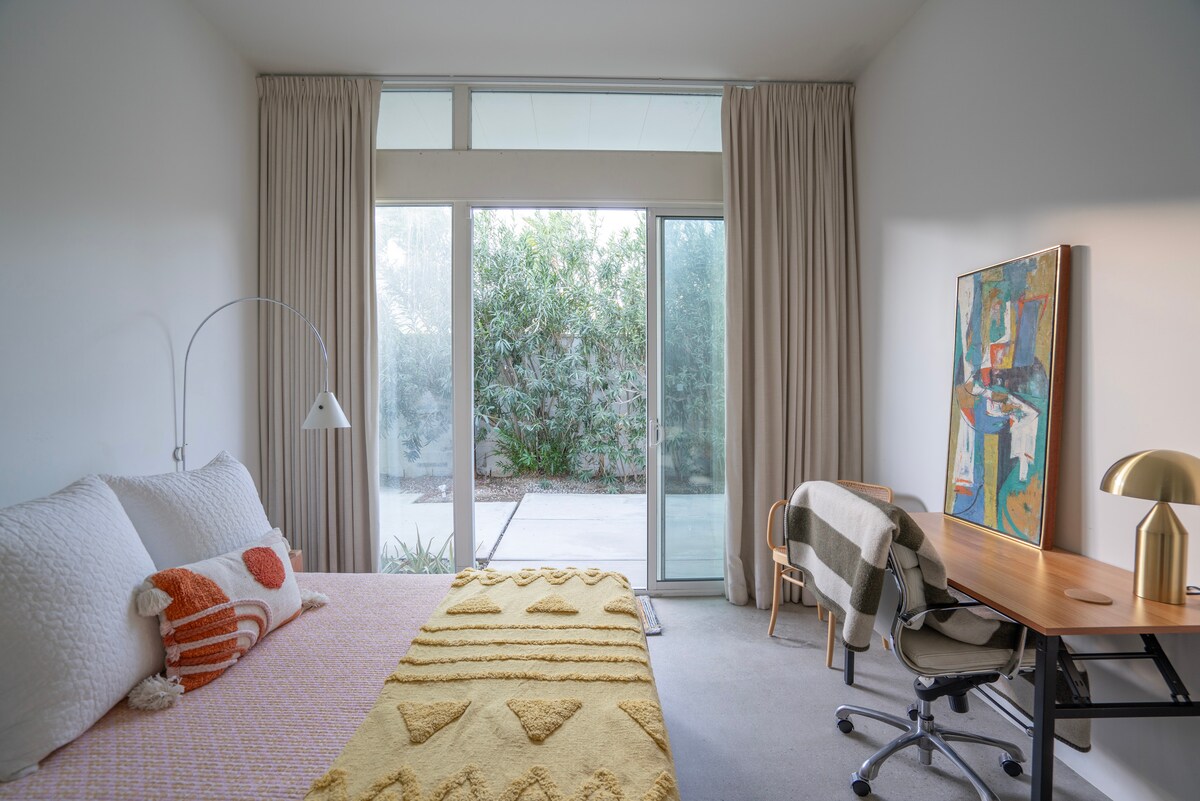 Wexler Steel House · Hepburn Hideaway - Houses for Rent in Palm