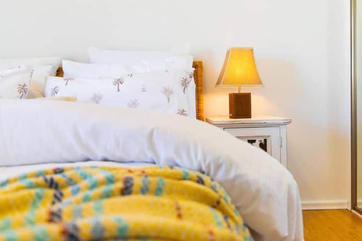 Camera da letto calda e accogliente con letto queen size al piano terra.