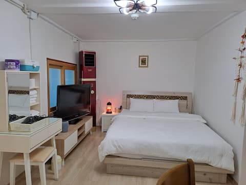 Sea Healing House/3 air conditioners/Cheongho-dong private house/Close to the sea/1 queen bed 3 rooms