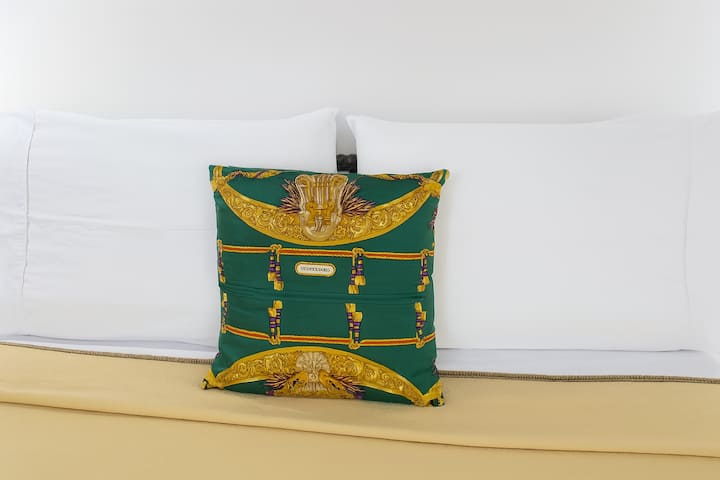 Mto wa Hermès uliosafishwa, wenye sifa ya kitambaa cha kijani kibichi chenye ruwaza za dhahabu na umaliziaji maarufu wa maison ya Paris. Mguso wa umaridadi ambao unaboresha mazingira na kuufanya uwe wa kuvutia zaidi.