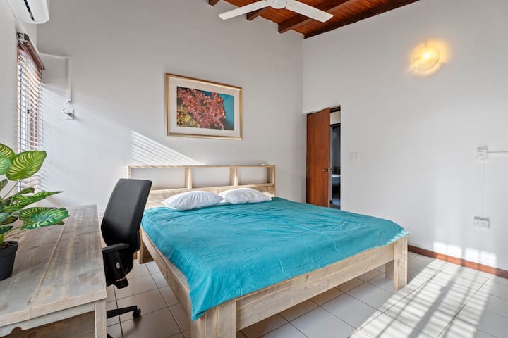 De grote slaapkamer heeft een speciale werkruimte met airconditioning.
Wifi reception is good in this room.
