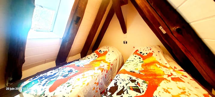 Dhomë gjumi me 2 krevate tek ose krevate dopio në 1 krevat dopio "queen" 160x200 nga të cilët mund të zgjedhësh.