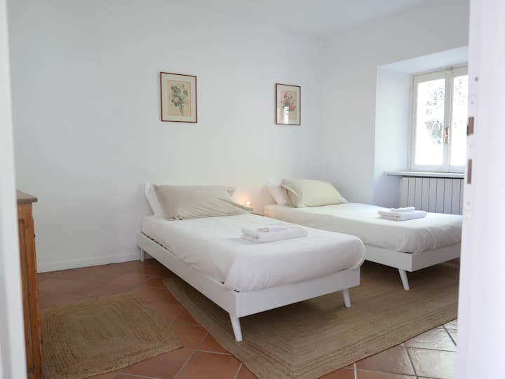 3rd bedroom with 2 single beds that can be pushed together to make 1 double bed