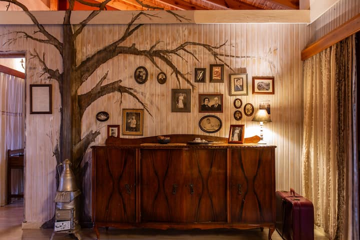 Семейното ни дърво и ретро мебелите на баба ни.