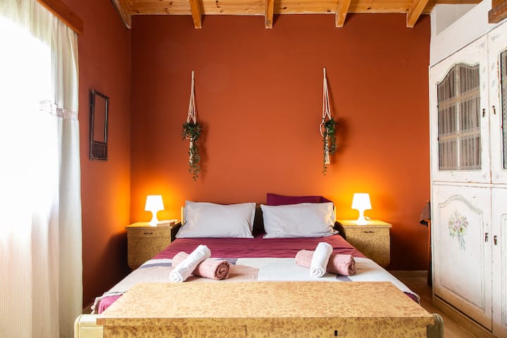 Слънчева спалня за двама с прекрасна градина и изглед към морето. Предлага и лично работно пространство. 