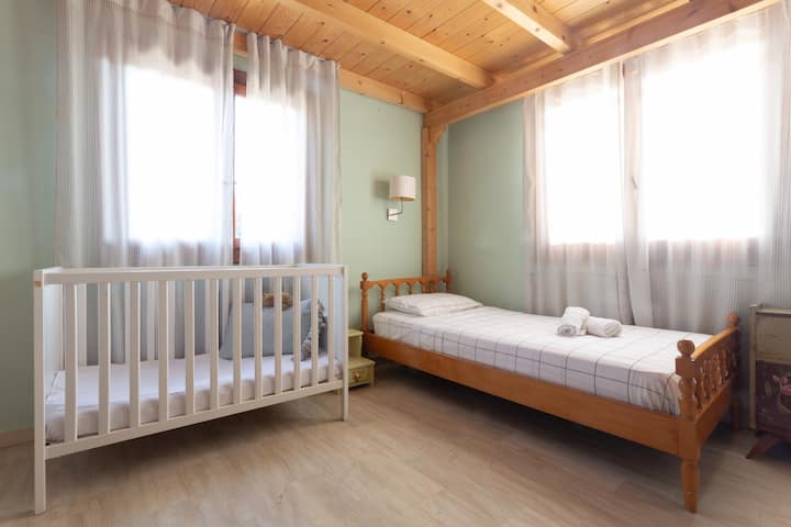 Слънчева и просторна спалня, в която могат да се настанят до двама души и бебе. Може да бъде чудесно за деца, тъй като предлага и много играчки!