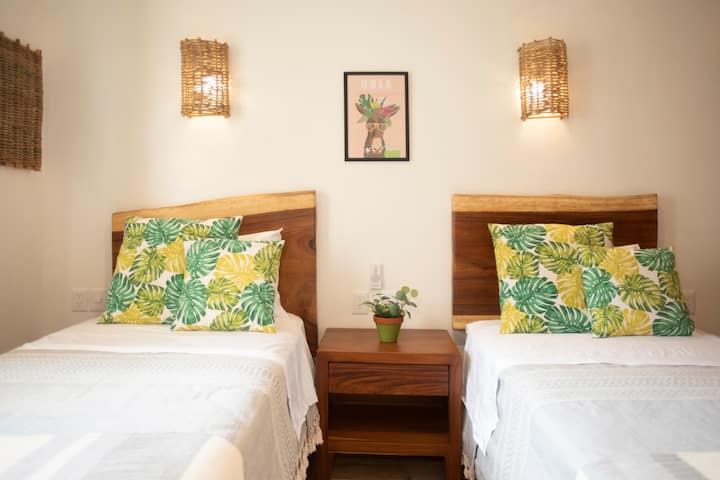 Chumba cha pili cha kulala kina vitanda viwili, feni ya dari, kiyoyozi na kabati kubwa. 