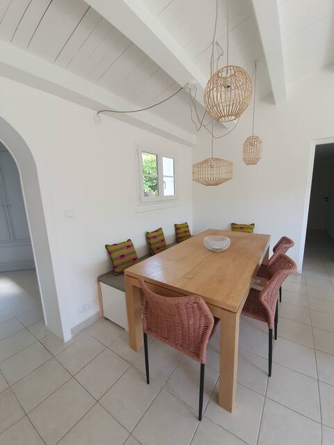 Successful Airbnb property: Renovated house with independant studio in La Flotte
