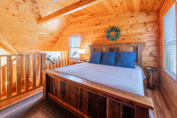 ¡Sube las escaleras al dormitorio del loft a una nueva cama tamaño king y mira tu película o programa de televisión favorito en Netflix, Prime, Disney + y más!