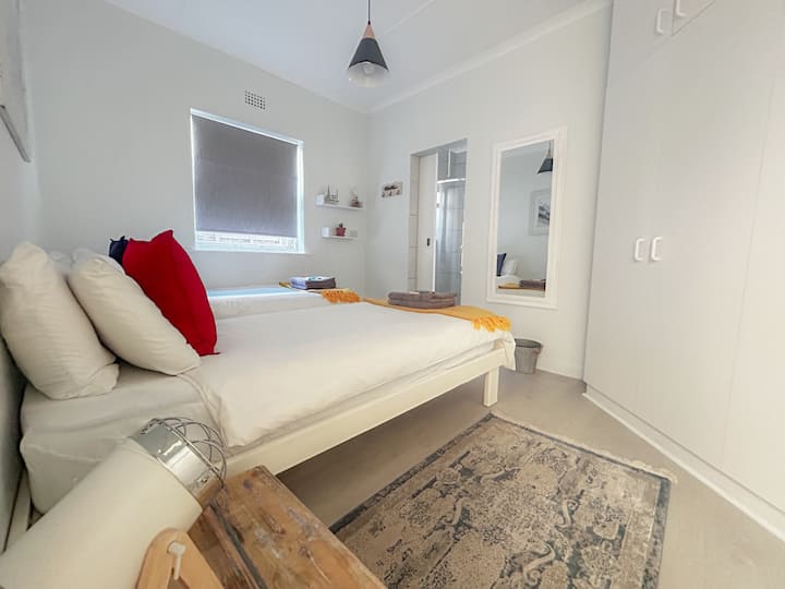 Dhoma e gjumit nr. 3 me banjë private ofron 2 krevate tek - ideale për vëllezërit e motrat.