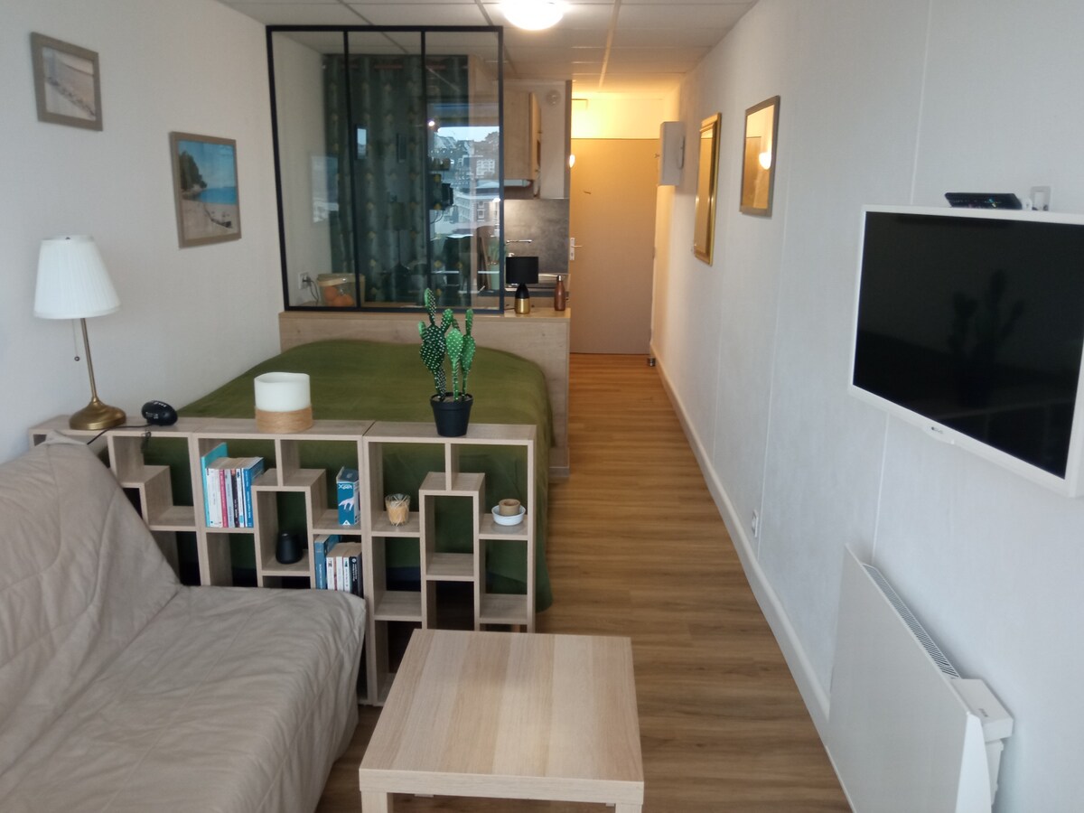 Top Airbnb: Nice studio with sea view J7 Perros Guirec 100 m from the beach à Perros Guirec