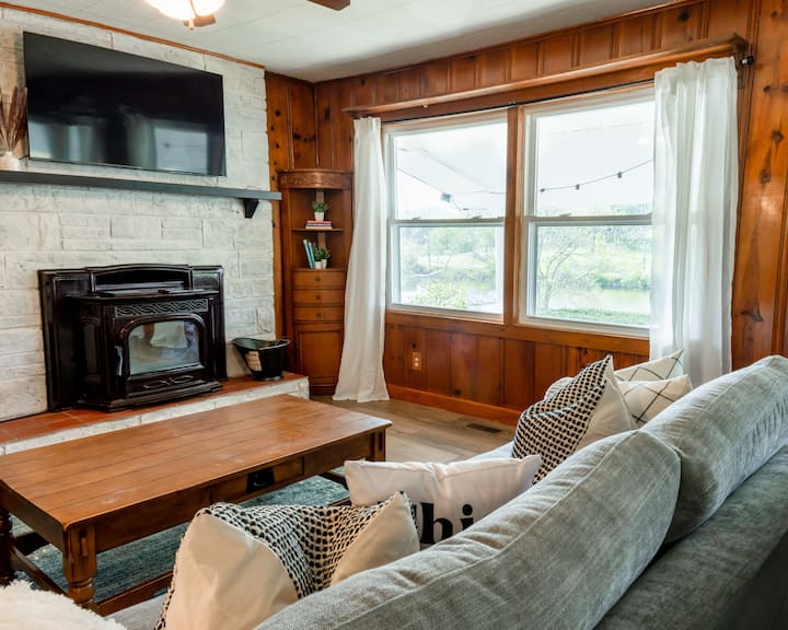 Burudani na Starehe 

Ukiwa na Roku TV, ingia kwenye huduma yoyote ya kutazama video mtandaoni na uende pale ulipoachia! Pumzika kwenye viti vyenye starehe vyenye vifaa vingi vya kusoma, wakati jiko la pellet linakufanya uwe na joto na starehe wakati wa usiku wa majira ya baridi. ✨