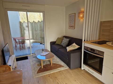 Popular Airbnb listing: Quiet house with terrace – Car charging station in Carquefou