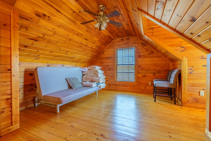 פוטון בלופט שלנו שנמצא במיטה לאורחים נוספים, כולל מצעים.