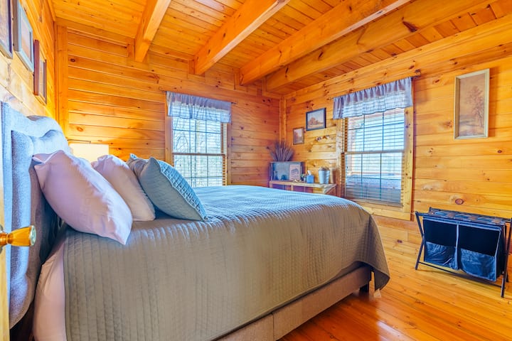 להירגע וליהנות משנת לילה נהדרת על מיטת הקינג סייז שלנו עם נוף לג'קוזי ולנוף לעמק.