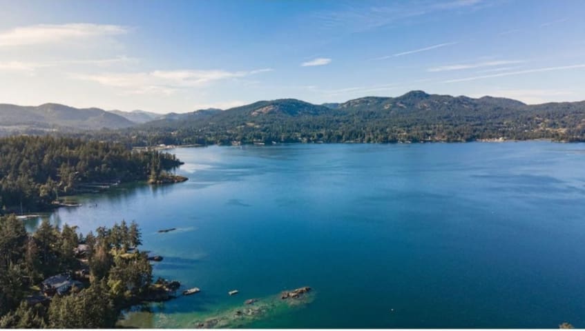 Waterfront Luxury Escape and Sauna gallery image 3