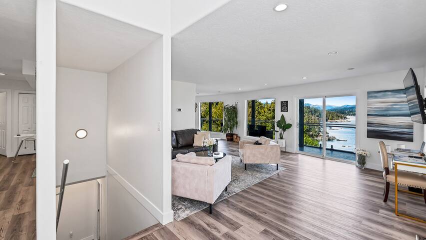 Waterfront Luxury Escape and Sauna gallery image 5