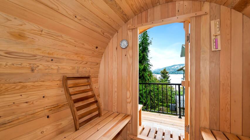 Waterfront Luxury Escape and Sauna gallery image 2