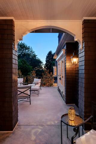 Romantic, Vintage Estate -University of Washington gallery image 4