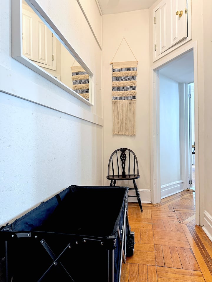 ห้องโถงทางเข้าพร้อมของชำและรถเข็นซักรีดและห้องนอนอิสระทางด้านขวา