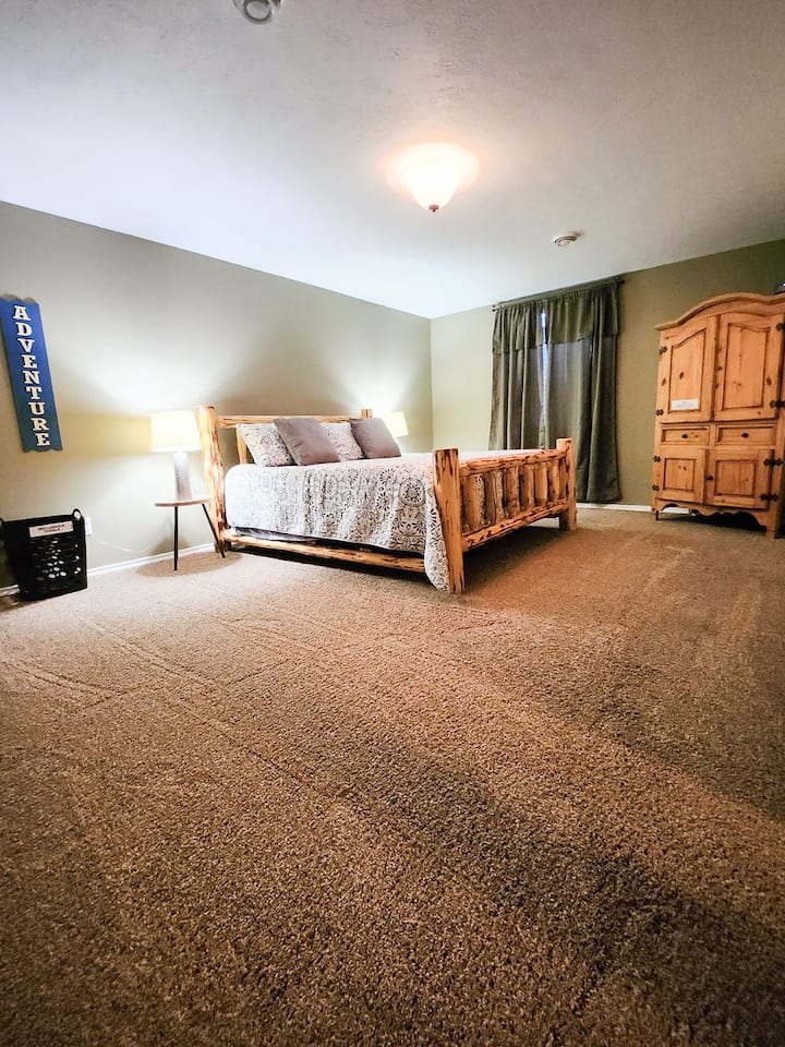 Dormitorio principal grande en el nivel inferior.