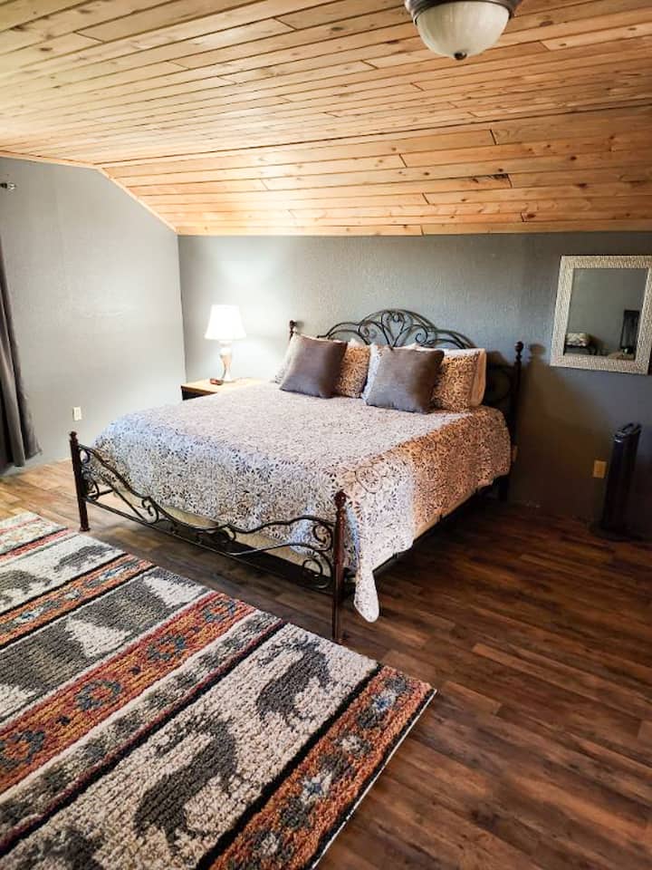 Cama king en el dormitorio loft.