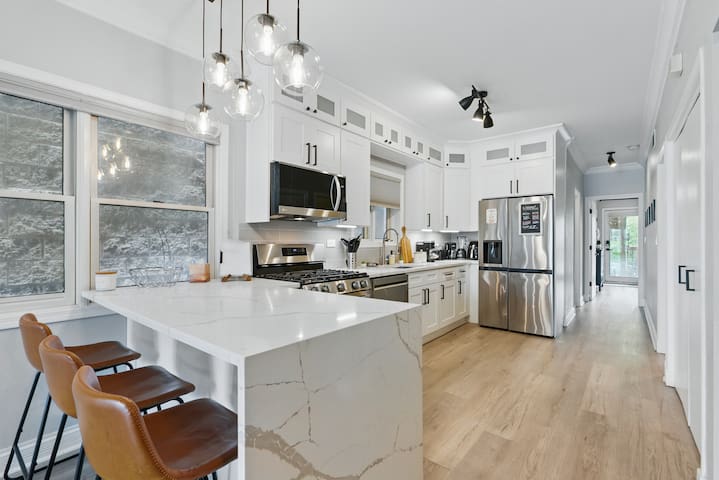 Cozy Duplex Down in Wicker Park East w/ Parking