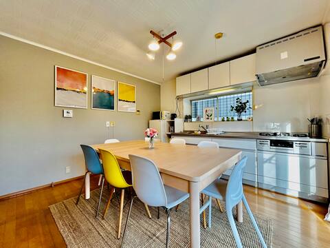 15 minutes drive from the airport!! Convenient for late night arrivals and early morning departures.