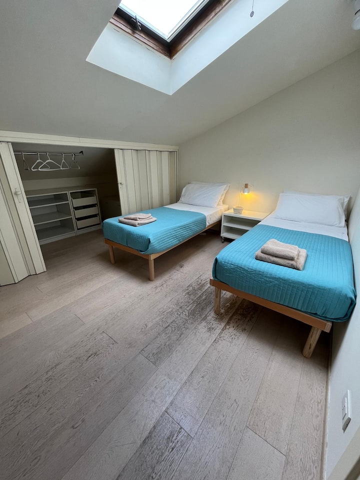 Светла стая с възможност за управление на спалното пространство с две единични легла или едно двойно легло.