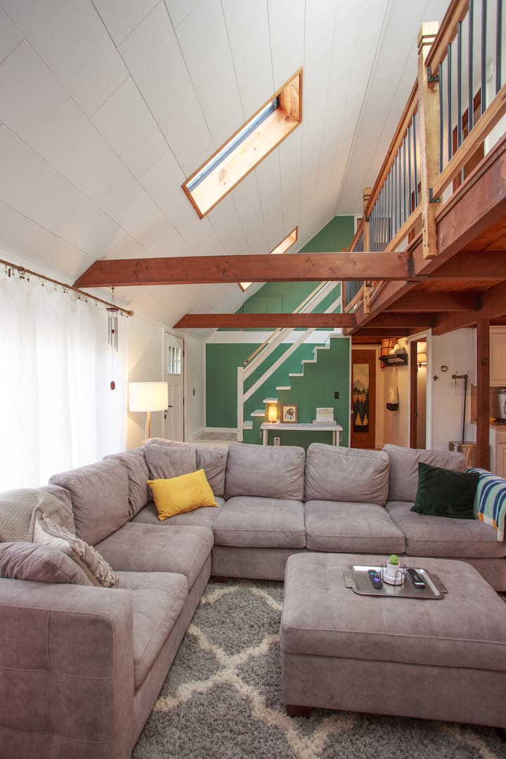 E dimë që do të të pëlqejë koncepti i dyshemesë së hapur. Është e shkëlqyer për t 'u shoqëruar me familjen dhe miqtë. Dhoma duket e gjerë me tavanin e harkuar dhe dritat e qiellit.