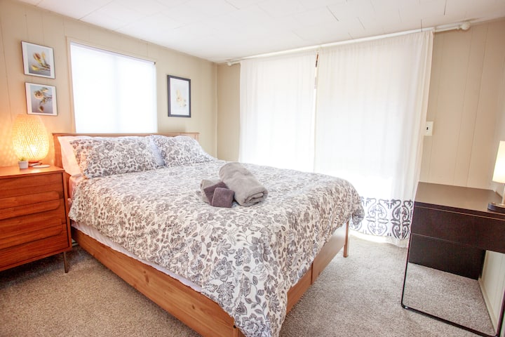 Dhoma e dytë e gjumit ndodhet në krye të shkallëve vetëm një hap larg gjysmës së banjës. Stacioni ynë i dytë i punës ndodhet në këtë dhomë. Shijo pamjen dhe flladin nga rrëshqitësi i ballkonit (mbikqyr fëmijët). Njësia e ajrit të kondicionuar gjatë muajve të ngrohtë. 