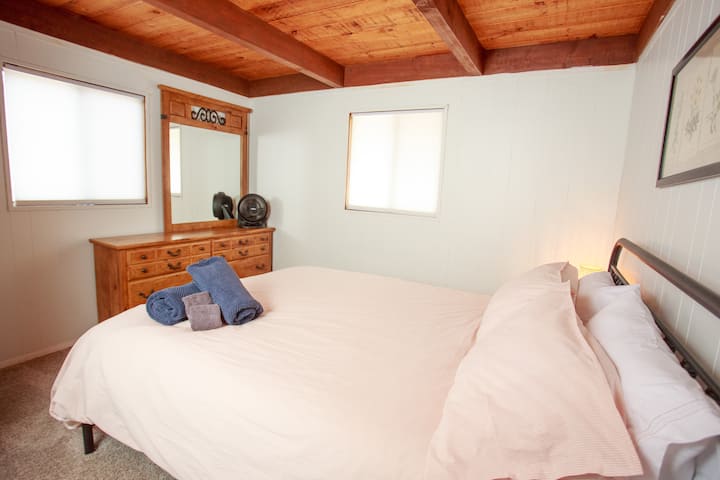 Çdo dhomë gjumi ka krevat dopio "Queen", 4 jastëkë, çarçafë, komodinë dhe mbulesë jorgani. Dy peshqirë banje dhe dy mbulesa larëse.