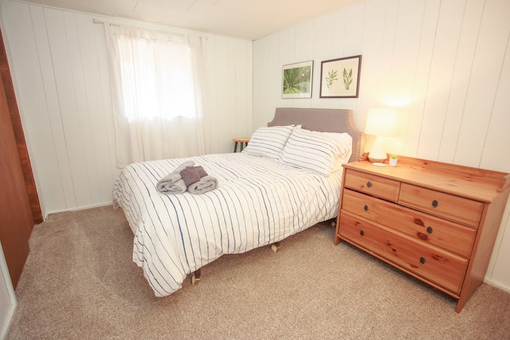 Dhoma e tretë e gjumit është dhoma e mesme e gjumit në katin e dytë. Ne ofrojmë dritare me kondicioner në të gjitha dhomat e gjumit në muajt e ngrohtë. Çdo dhomë ka termostatin e vet për të rregulluar ngrohtësinë e dhomës.