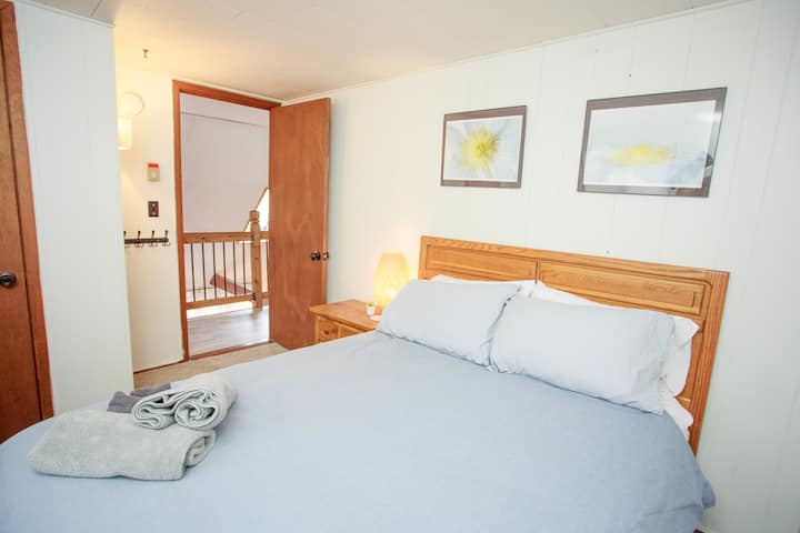 Dhoma e katërt e gjumit ndodhet në fund të pasarelës së katit të dytë. Ne ofrojmë dritare me kondicioner në të gjitha dhomat e gjumit në muajt e ngrohtë. Çdo dhomë ka termostatin e vet për të rregulluar ngrohtësinë e dhomës.