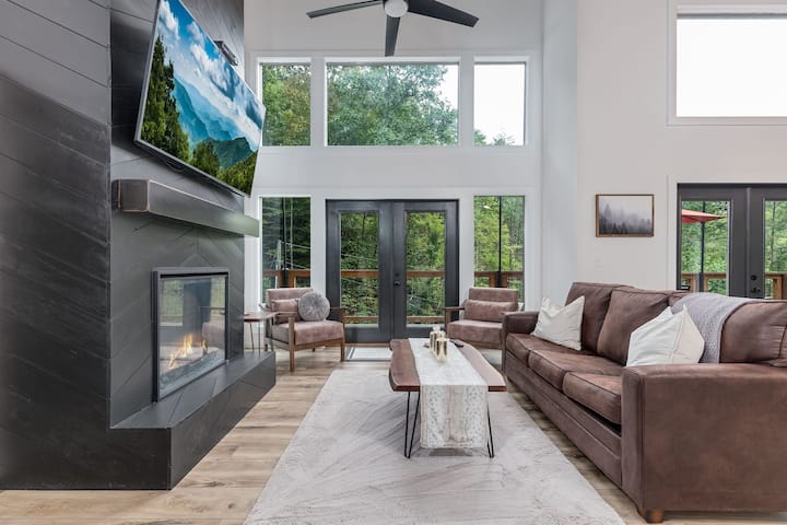 Quiet Modern Cabin With Hot Tub | Dog Friendly - Gatlinburg, TN
