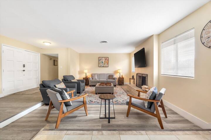 Stylish home with spa gallery image 5