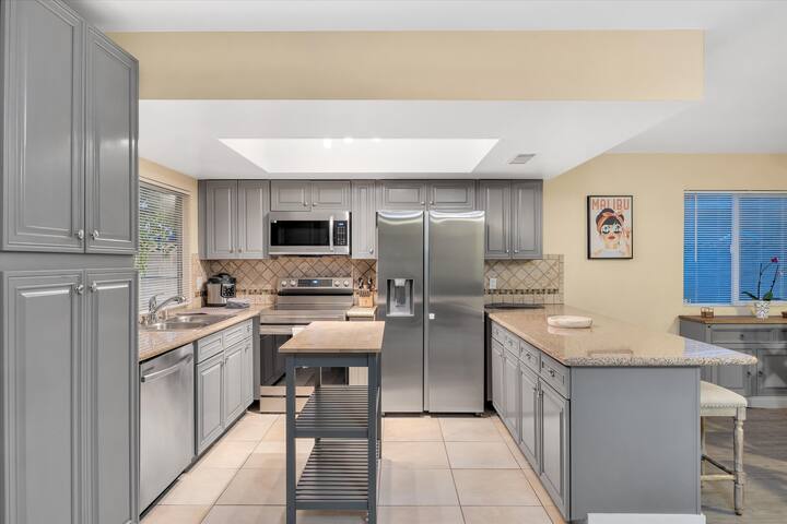 Stylish home with spa gallery image 4