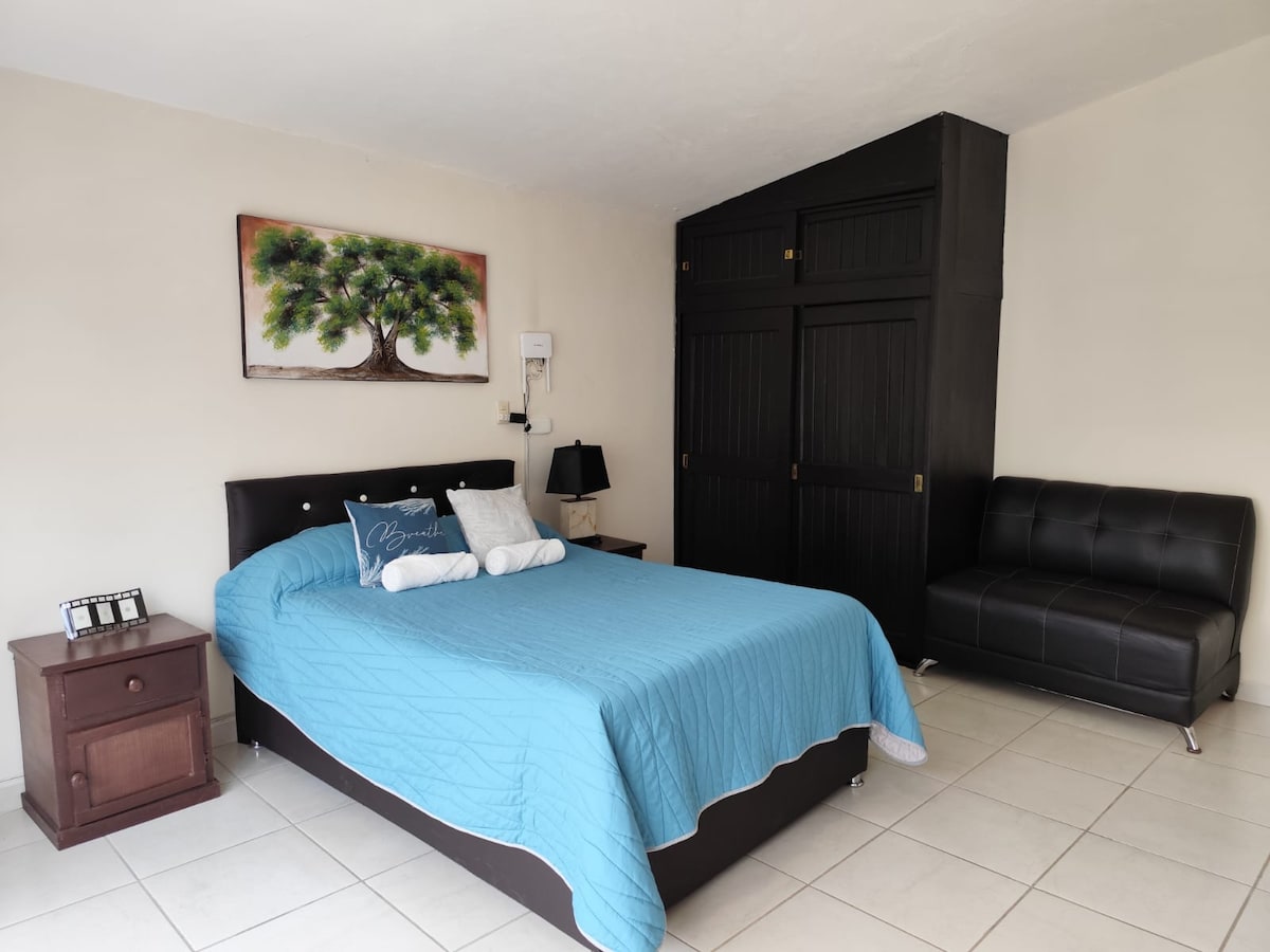 房间宽敞，配备双人床。