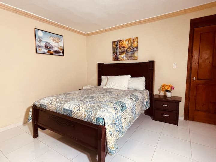 Pohodlná spálňa s manželskou posteľou Queen, šatníkom, kúpeľňou a televíznym kanálom so streamovaním.