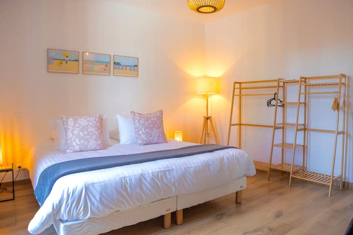 La Chambre Piscine.
 
Idéale pour 3 personnes, cette chambre avec sa décoration estivale vous accueillera aux abords de la piscine.

En effet cette dernière dispose d'un accès privilégié à la cour intérieure et à la piscine. 