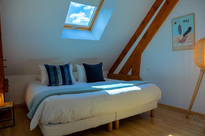La Chambre Twin.

Cette dernière est située à proximité de la mezzanine et de la salle de bain avec baignoire.