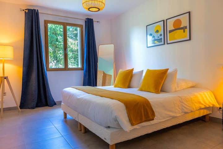 La Chambre PMR.

Entièrement pensé pour les personnes à mobilité réduite, cette spacieuse chambre vous séduira par sa grande douche à l'italienne et sa vue sur la forêt voisine du Gîte.

Cette chambre est accessible par une porte certifiée PMR.