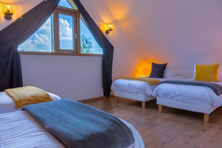 La Chambre Dortoir.
 
Pouvant accueillir 4 personnes, retrouvez les joies de votre enfance lorsque vous dormiez à proximité de vos proches.
