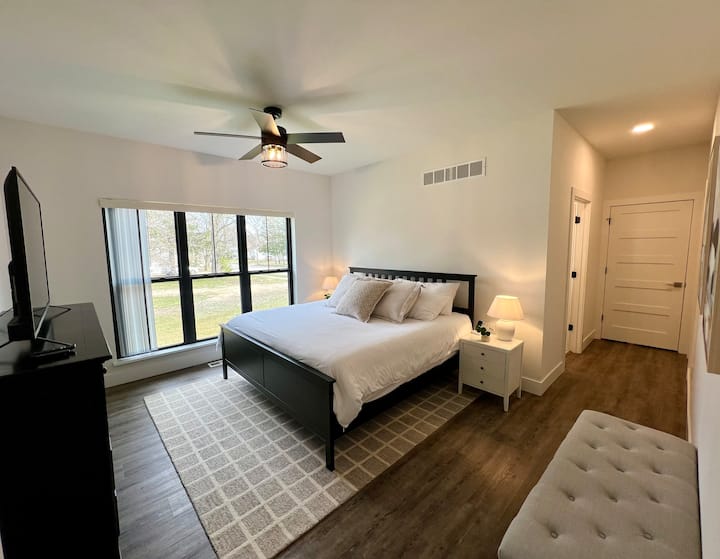 Ძირითადი საძინებელი დიდი ზომის საწოლით, ფლიგელის სააბაზანოთი, სმარტ-ტელევიზორით და კარადაში გასეირნებით